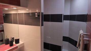 Een douche, gratis toiletartikelen, een haardroger, handdoeken