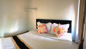 Escritorio, cortinas blackout y wifi gratis 