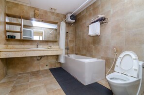 Deluxe-Apartment, 2 Schlafzimmer, Balkon | Badezimmer | Dusche, kostenlose Toilettenartikel, Haartrockner, Hausschuhe