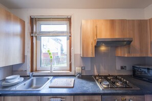 家庭公寓, 2 間臥室, 地面層 | 私人廚房 | 大型冰箱、微波爐、烤箱、爐台