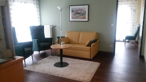 Comfort-Apartment, 1 Doppelbett und Schlafsofa | Wohnbereich | Flachbildfernseher