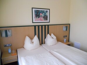 Business Apartment ( 1.4 m bed) | Desk, laptop workspace, soundproofing, iron/ironing board - Apartments Aschheim (Aschheim)