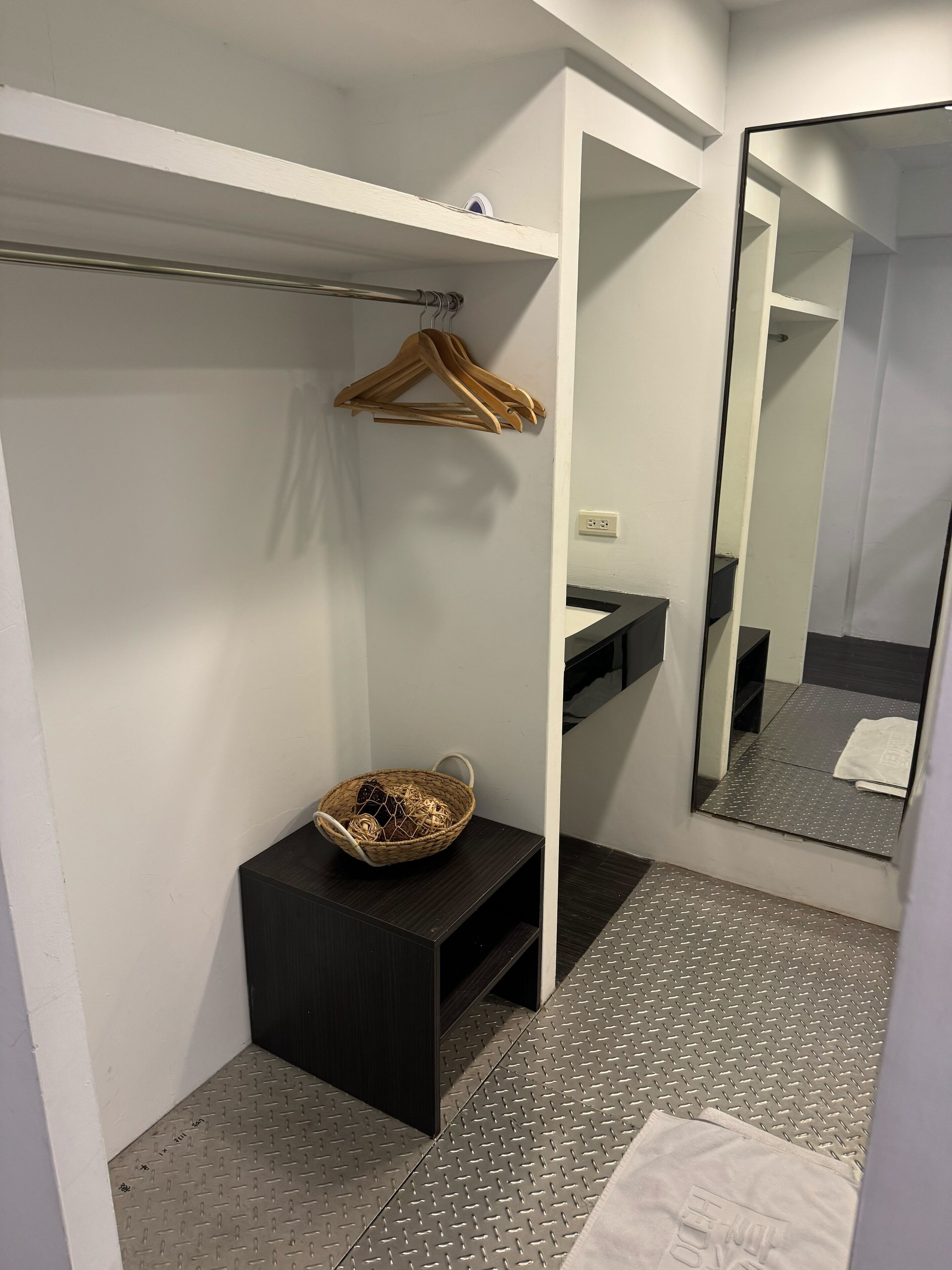 Deluxe Quadruple Room | Bathroom | Shower, free toiletries, hair dryer, slippers