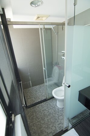 Deluxe tweepersoonskamer | Badkamer | Een douche, gratis toiletartikelen, een haardroger, pantoffels