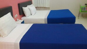 Phòng 2 giường đơn Tiêu chuẩn, 1 giường đơn lớn, phòng tắm dùng chung | Bàn, truy cập Internet không dây miễn phí