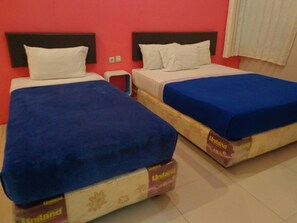 Phòng Deluxe, nhiều giường, phòng tắm riêng | Bàn, truy cập Internet không dây miễn phí