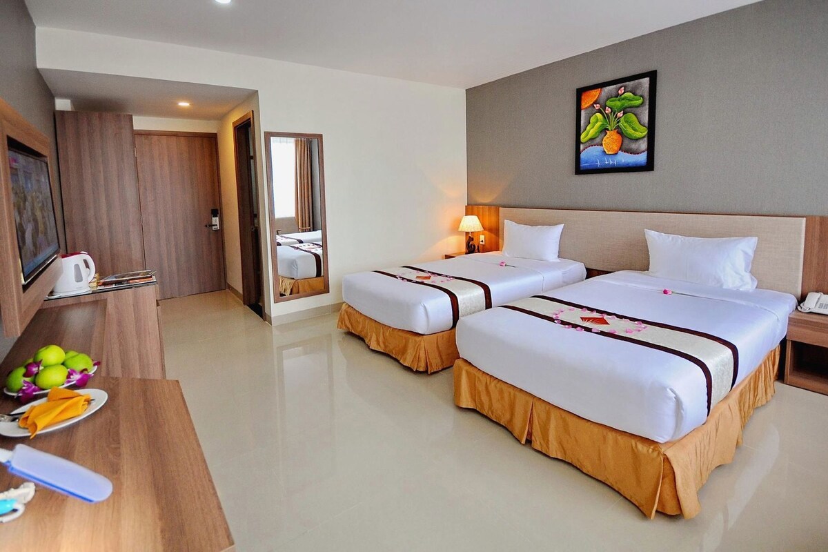 Minibar, in-room safe, desk, WiFi (free)