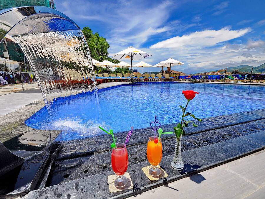 Ulkouima-allas, aurinkotuoleja