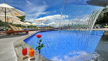 Piscine extérieure, chaises longues