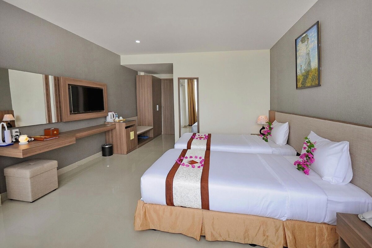 Minibar, in-room safe, desk, WiFi (free)