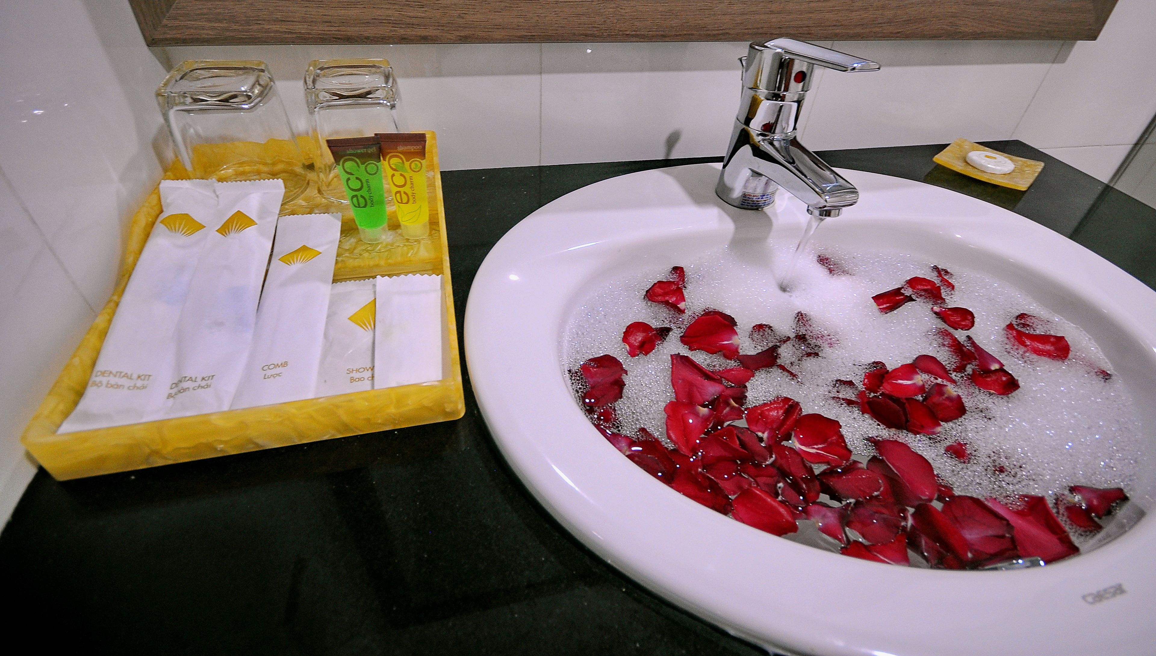 deluxe room, balcony, mountain view | bathroom amenities | rainfall showerhead, free toiletries, hair dryer, bathrobes