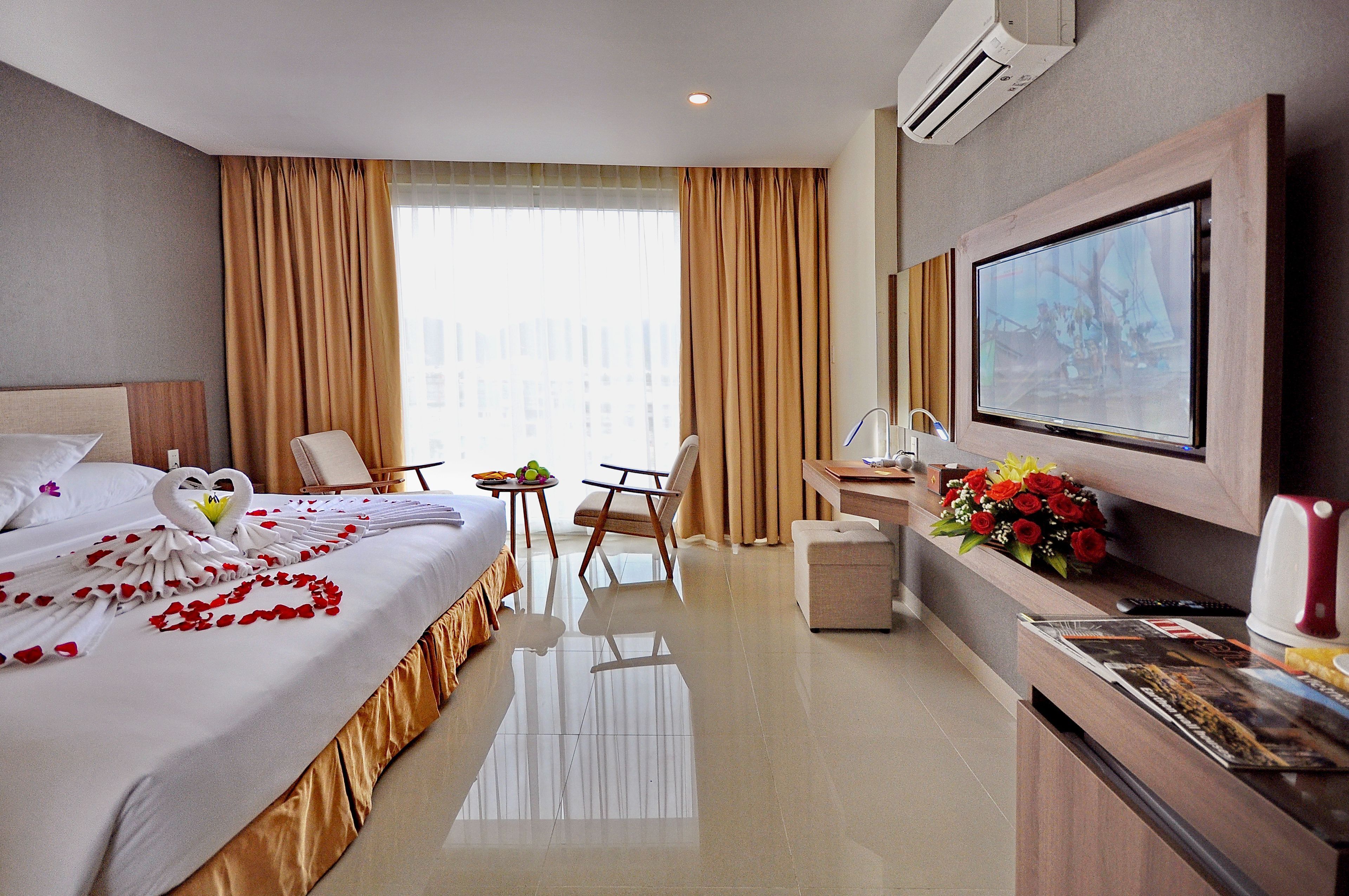 Minibar, in-room safe, desk, free WiFi