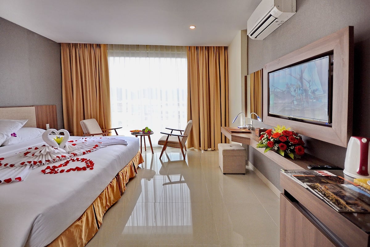 Minibar, in-room safe, desk, free WiFi