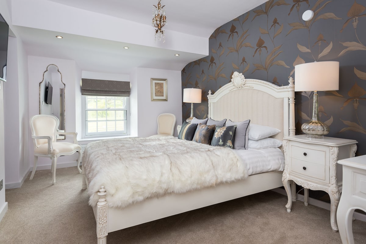 King Double Room | Desk, soundproofing, iron/ironing board (on request), WiFi (free)