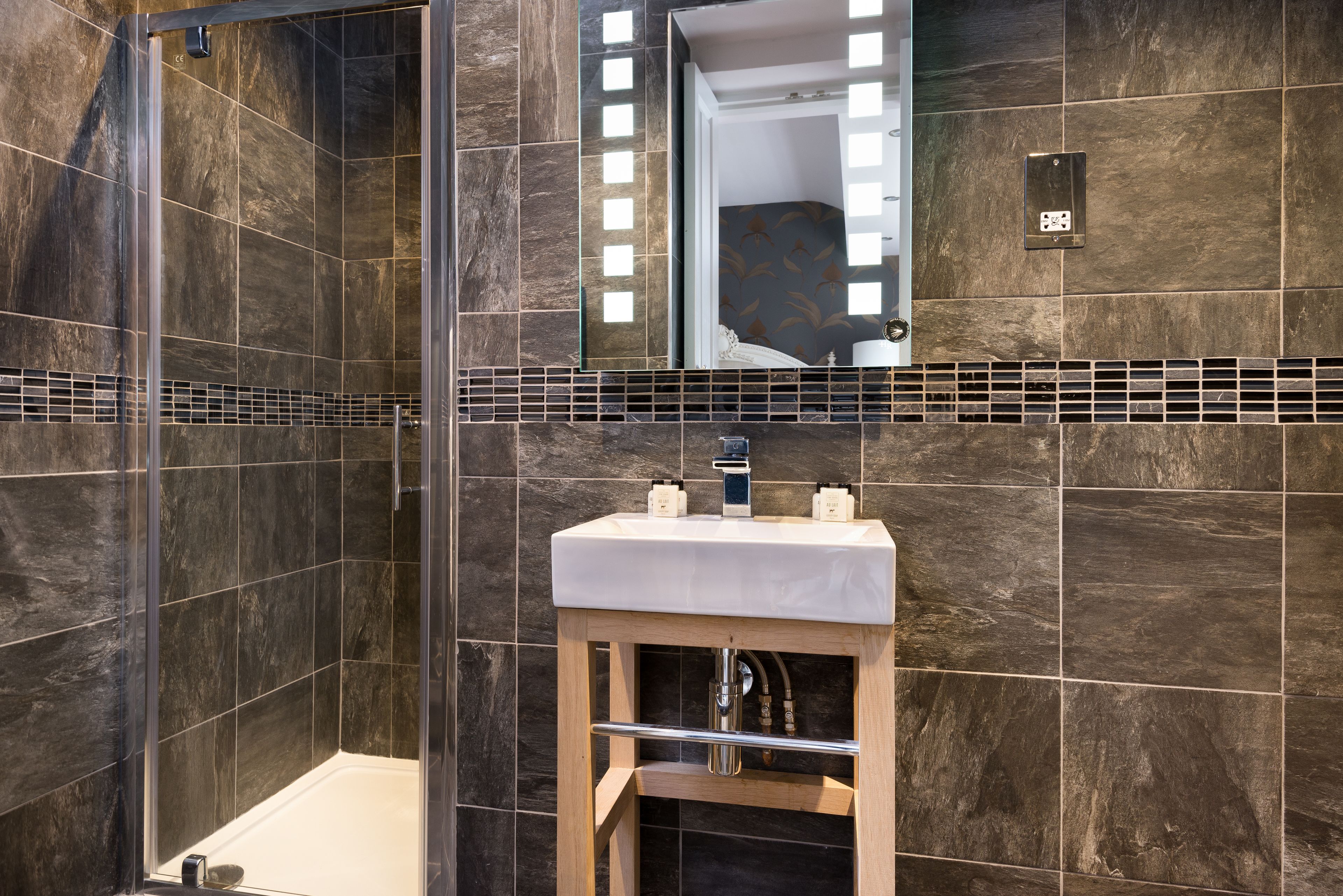 Quarto casal superior | Banheiro | Chuveiro, produtos de toalete grátis, secador de cabelo 