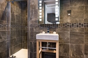 Superior King Double Room | Bathroom | Shower, free toiletries, hair dryer, towels - Traveller's Rest Inn (Ambleside)
