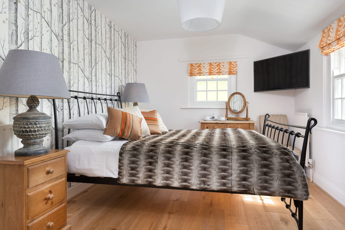 Standard Double Room | Desk, soundproofing, iron/ironing board (on request), WiFi (free)