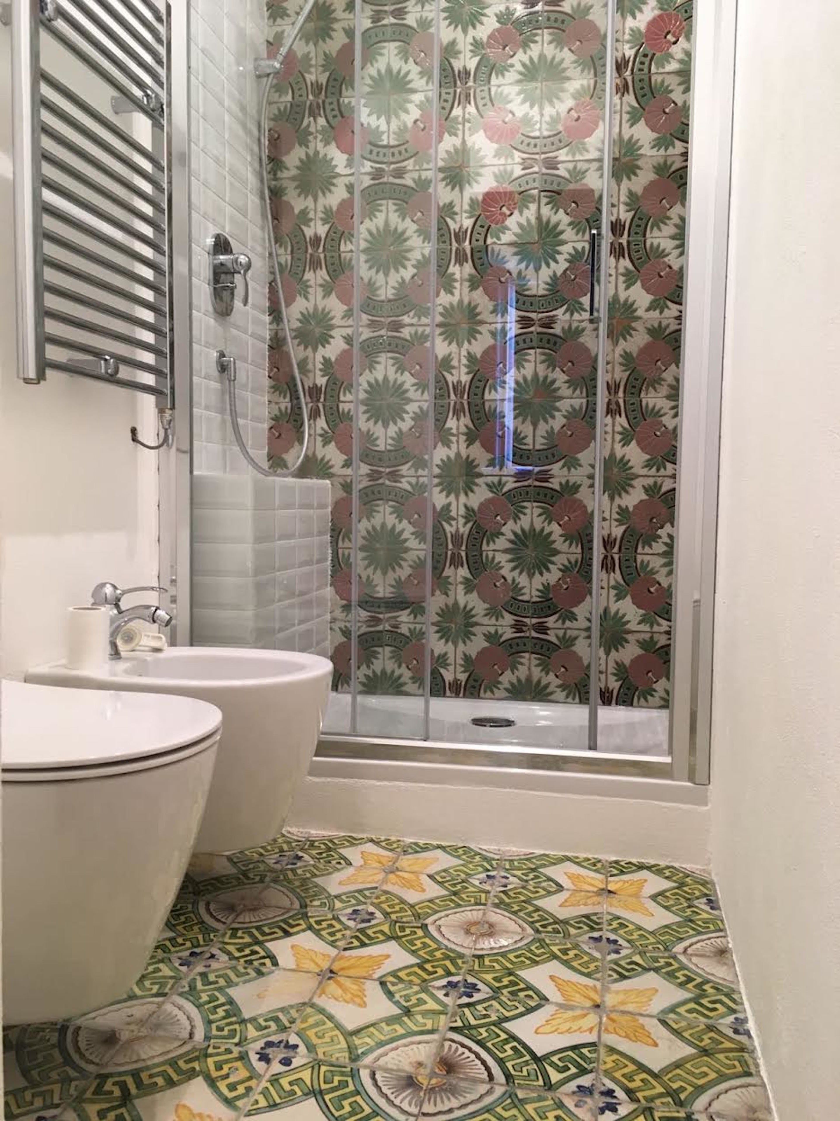 Camera con letto matrimoniale o 2 letti singoli, vista città | Bagno | Doccia, asciugacapelli, accappatoio, bidet