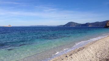 Una spiaggia nelle vicinanze, pesca