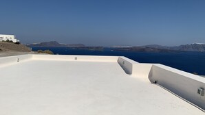 Un bâtiment blanc, doté d’un toit plat, qui surplombe un paysage côtier.