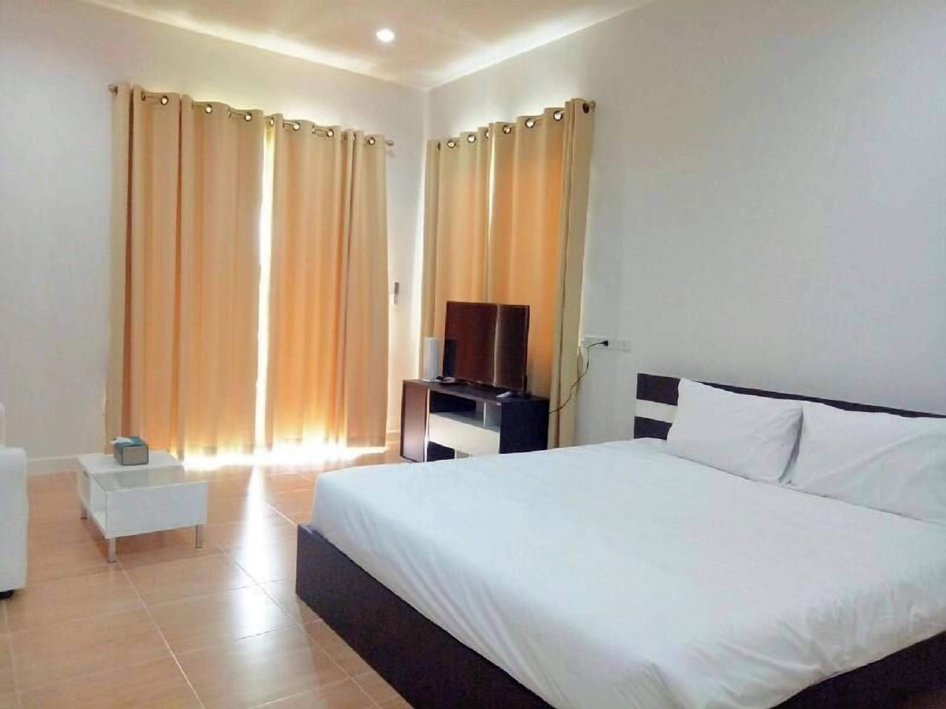 Minibar, free WiFi, bed sheets