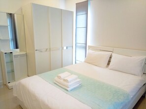 Minibar, wifi gratis y ropa de cama