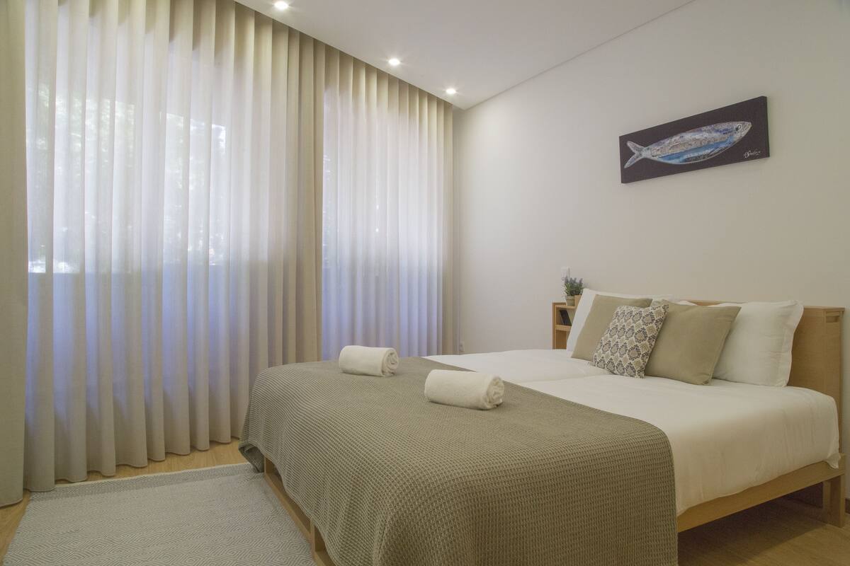 Superior-Apartment, 2 Schlafzimmer | 2 Schlafzimmer, Bügeleisen/Bügelbrett, kostenlose Babybetten