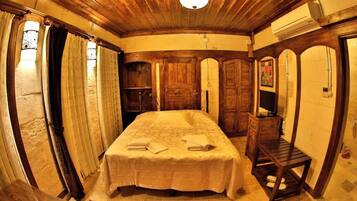 Suite | Minibar, desk, soundproofing, iron/ironing board