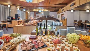 3 restoran dengan sajian hidangan lokal dan internasional