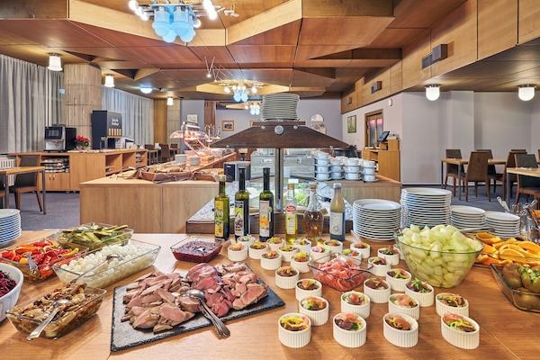 3 restaurants; breakfast, lunch, and dinner served