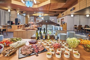 3 restaurantes; se sirven desayunos, comidas y cenas