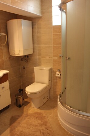 Shower, free toiletries, hair dryer, slippers - Ayvalık Pansiyon (Ayvalik)