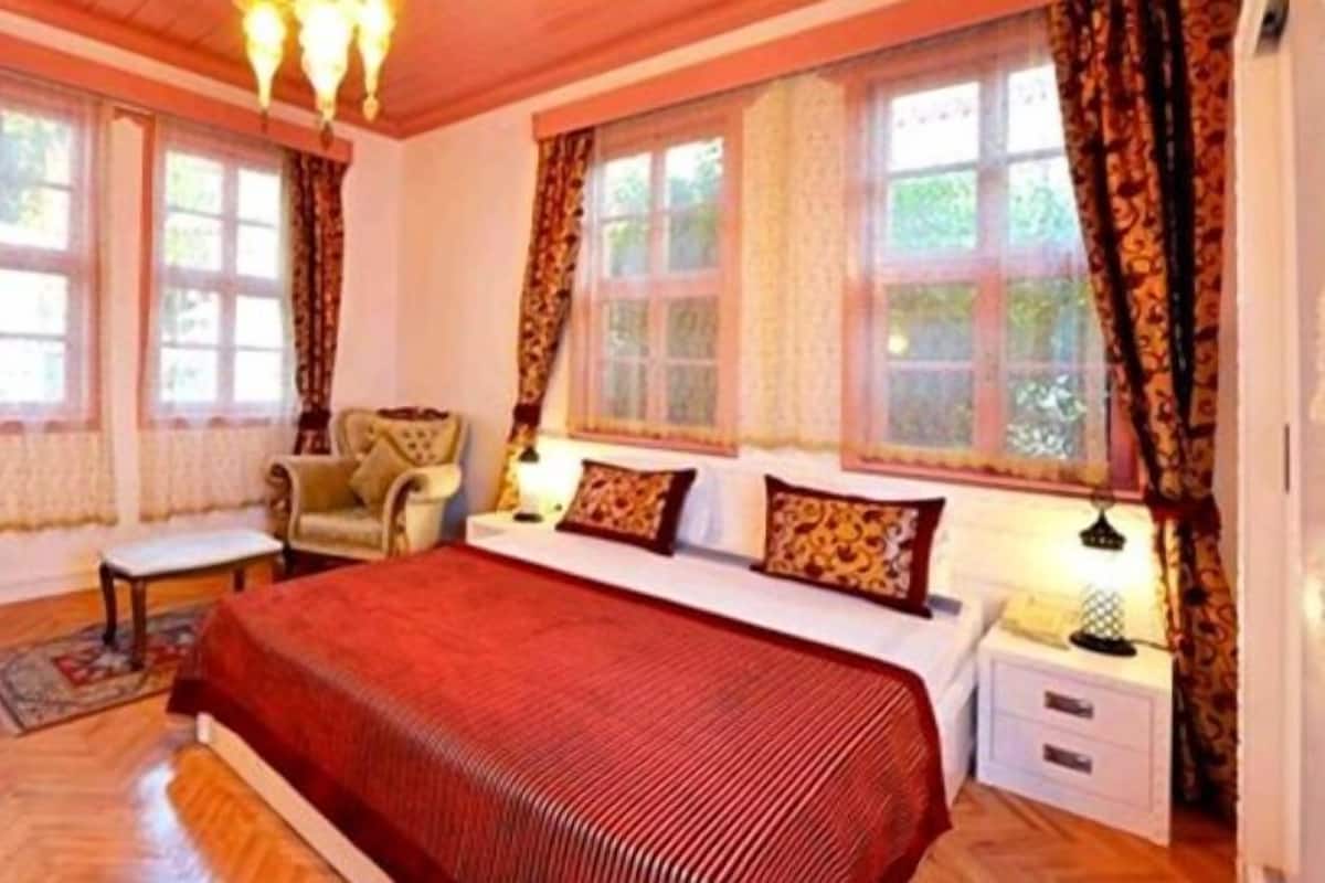 Luxe beddengoed, een minibar, een kluis op de kamer, een bureau