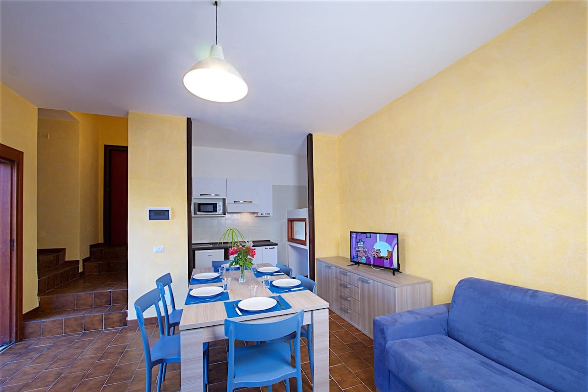 Apartamento clásico, 2 habitaciones | Cocina privada | Frigorífico, microondas, placa de cocina y utensilios de cocina