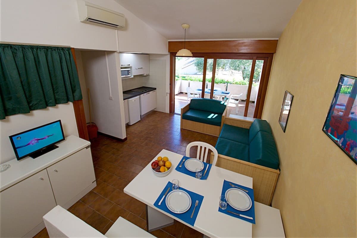 Frigorífico, microondas, placa de cocina y utensilios de cocina