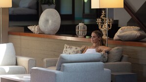 Ein modernes Wohnzimmer mit einer Couch, einem Couchtisch und einer Stehlampe.