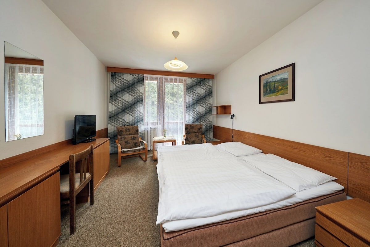 Two-Bedroom Apartment with Spa Package | 2 多间卧室、办公桌、遮光窗帘、免费婴儿床