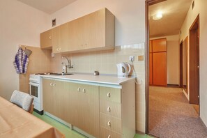 Two-Bedroom Apartment with Spa Package | 私人廚房 | 大型冰箱、微波爐、烤箱、爐台