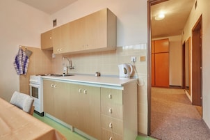 Two-Bedroom Apartment with Spa Package | 私人廚房 | 大型雪櫃/冰箱、微波爐、焗爐、爐具