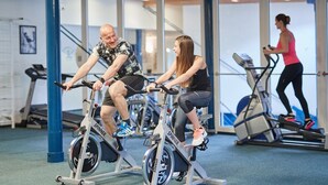 A gym with stationary bikes and treadmills. - Apartmány Firn (Pec pod Snezkou)
