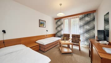 Two-Bedroom Apartment with Spa Package | 2 dormitorios, escritorio, cortinas opacas y cunas gratuitas