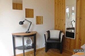 Ferienhütte, 1 Doppelbett, Gemeinschaftsbad, Parkblick | Zimmerausstattung