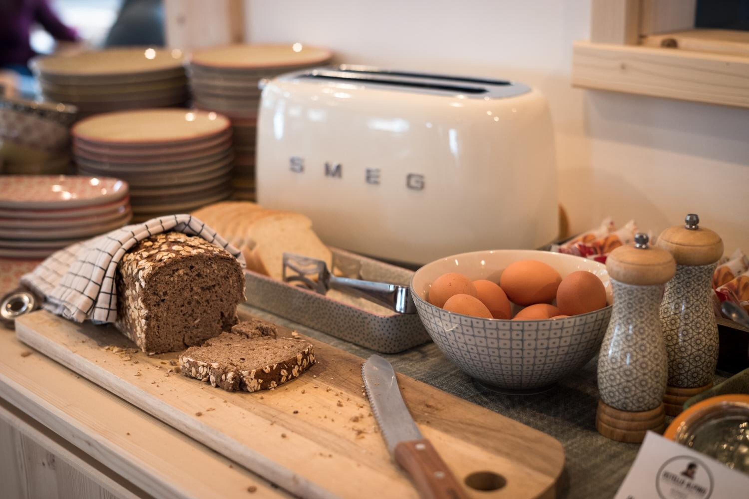 Eine Küchenarbeitsplatte mit Brot, einem Toaster, einer Schüssel mit Eiern und einem Schneidebrett.