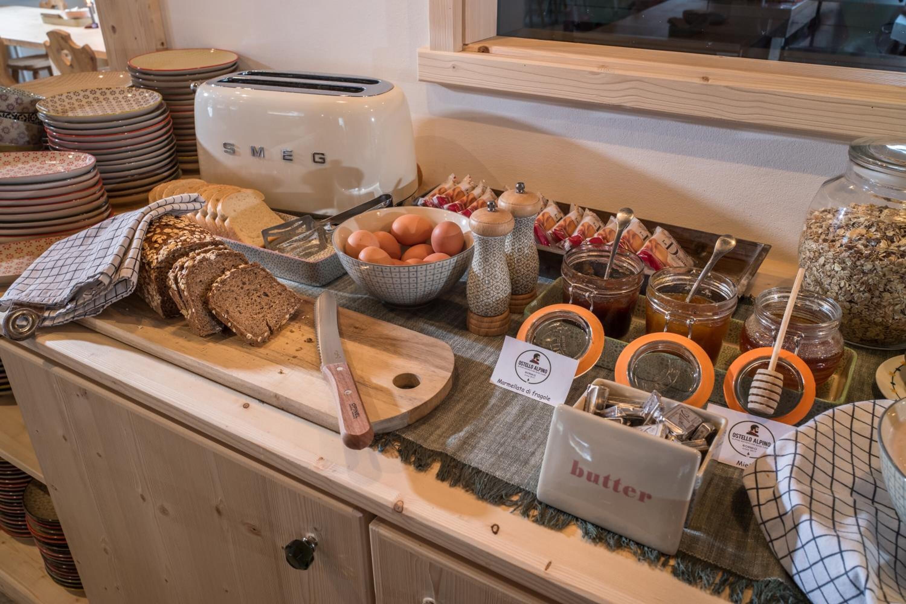 Een ontbijtbuffet met diverse soorten eten, zoals brood, eieren en toevoegingen.