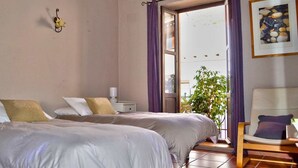 Standard Double Room, 2 Katil Bujang (Single) | Langsir/tirai gelap terus, seterika/papan seterika, Wi-fi percuma 