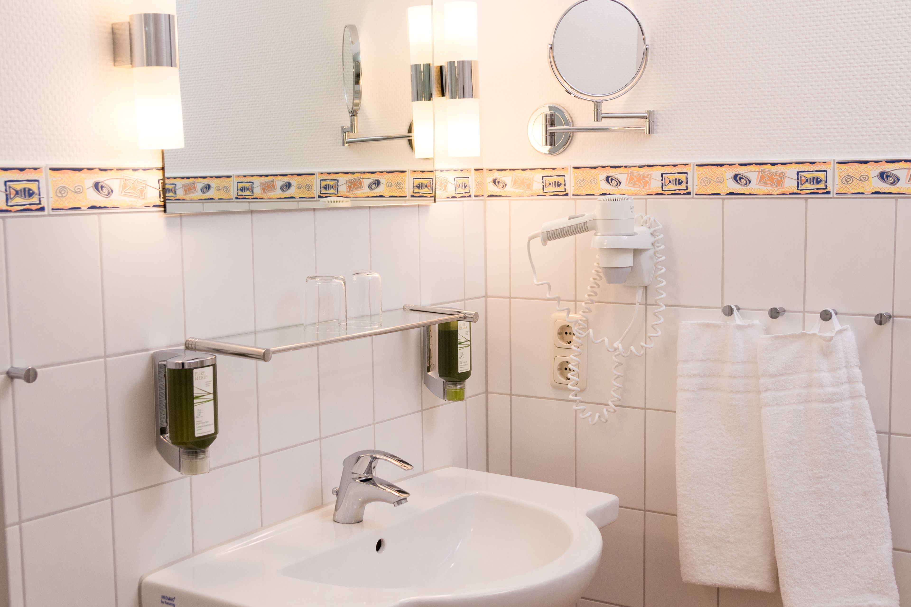 deluxe double room, balcony | bathroom | shower, free toiletries, hair dryer, towels