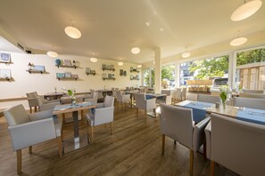 Se ofrece un desayuno bufé todos los días (por un coste adicional)
