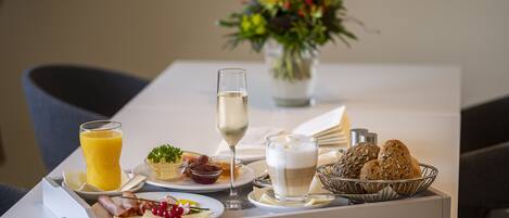 Family Suite, 2 Bedrooms, Balcony | In-room dining