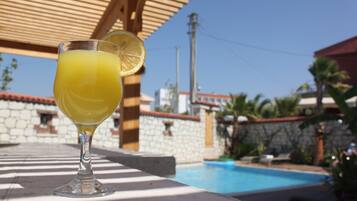 Piscine extérieure, parasols de plage, chaises longues