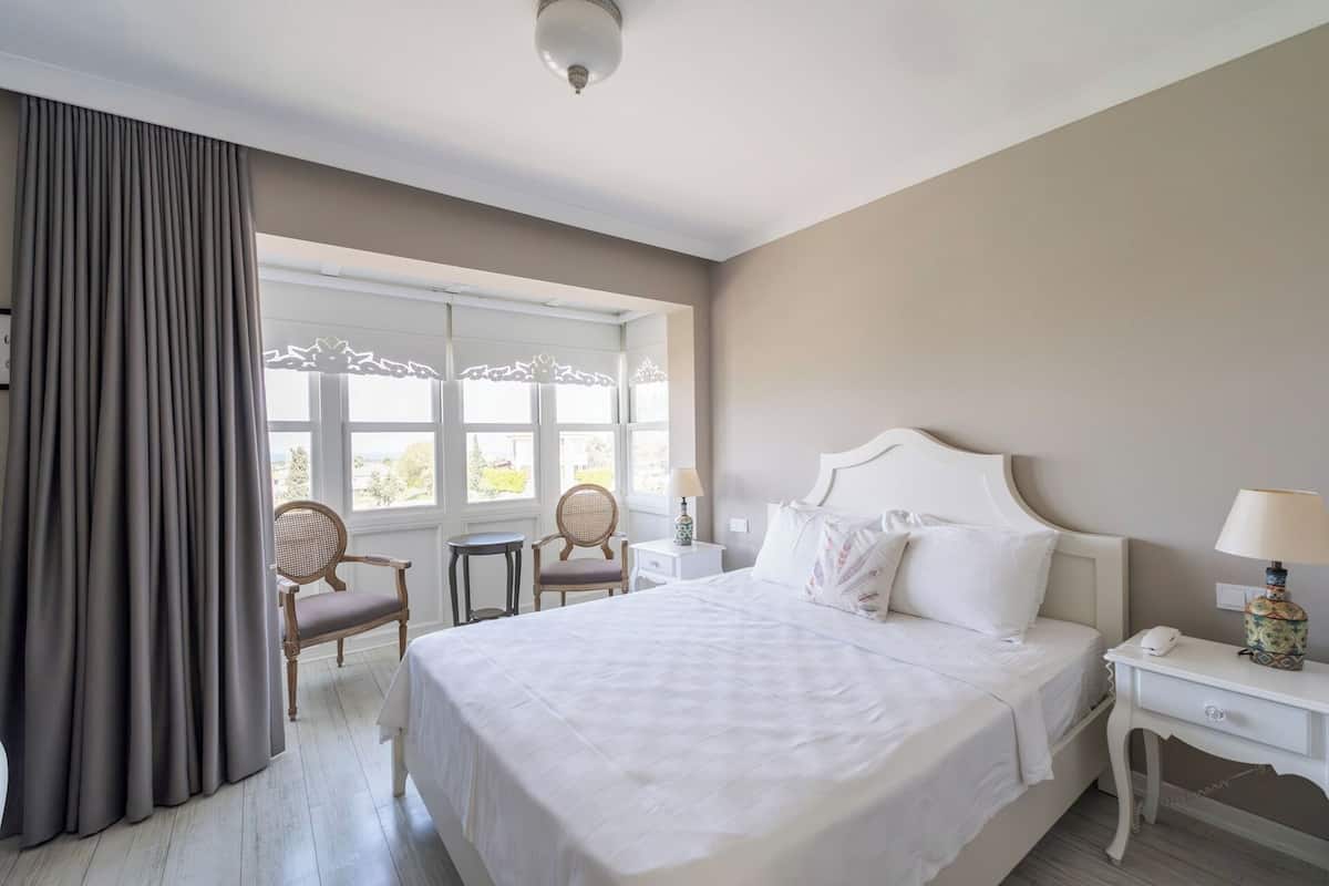 Premium bedding, minibar, in-room safe, desk